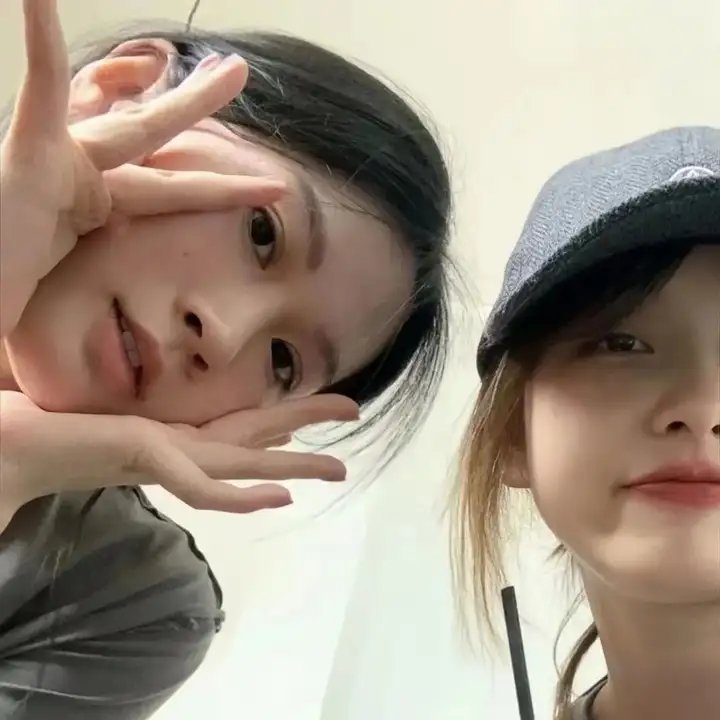 两位穿着同样内衣的女子